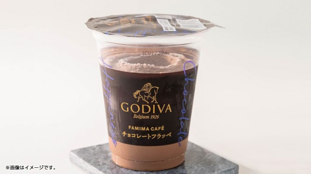 このフラッペは、ベルギーチョコレート、チョコレートチップ、およびホットミルクを使って作られており、期間限定で430円（3.98ドル）にて販売される。(FamilyMart)