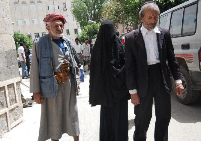 2010年6月28日、イエメンのユダヤ人が、サヌアの司法省の外で行われる抗議行動に参加するため、亡き息子の妻と連れ立って到着した。（資料写真/AFP）