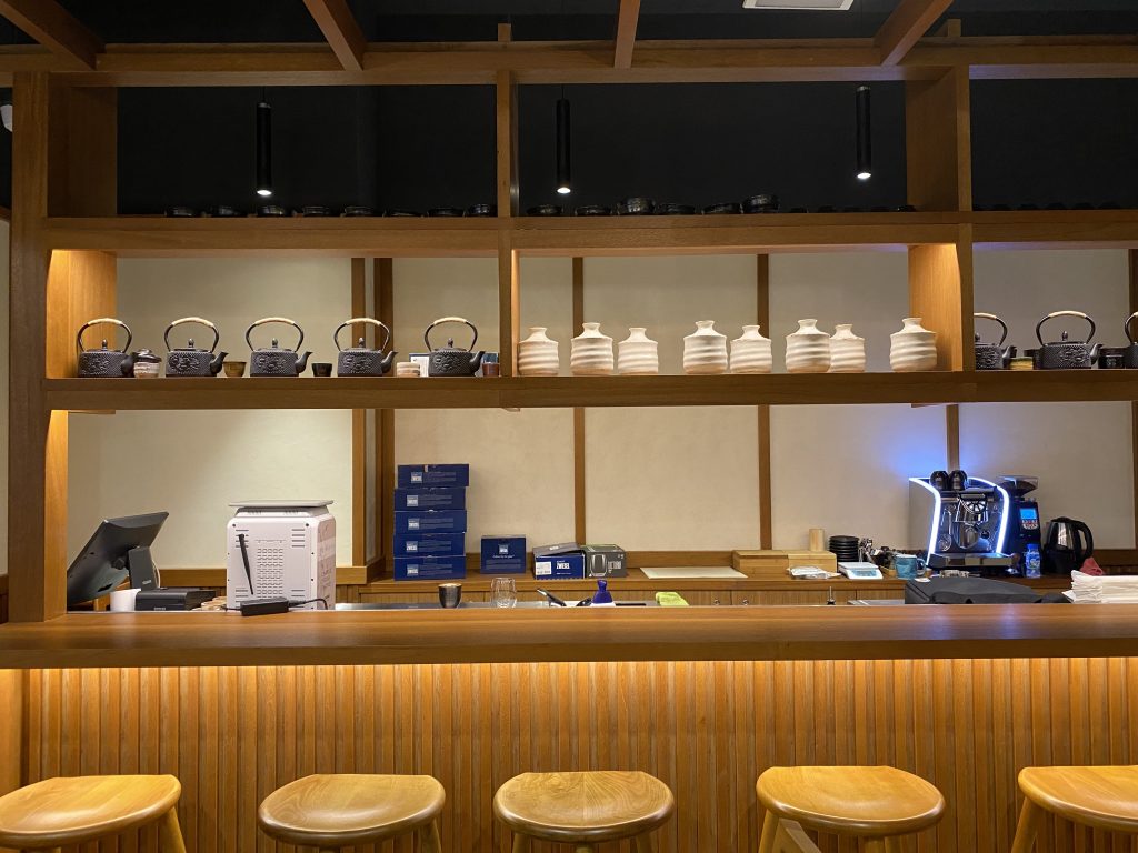 Kinoyaの基本コンセプトは、ラーメン、焼き鳥、天ぷら、小鉢、寿司などの日本料理を、しばしば日本のインフォーマルなダイニング形態とされる居酒屋形式で提供することだ。(ANJP)