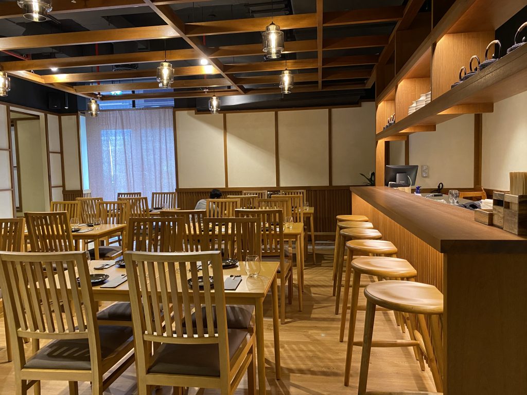 Kinoyaの基本コンセプトは、ラーメン、焼き鳥、天ぷら、小鉢、寿司などの日本料理を、しばしば日本のインフォーマルなダイニング形態とされる居酒屋形式で提供することだ。(ANJP)