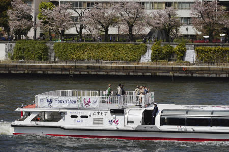 2021年3月31日(水)、東京の川でコロナウイルスセイルの広がりを抑制するために保護マスクを着用したボートに乗っている乗客。(AP)