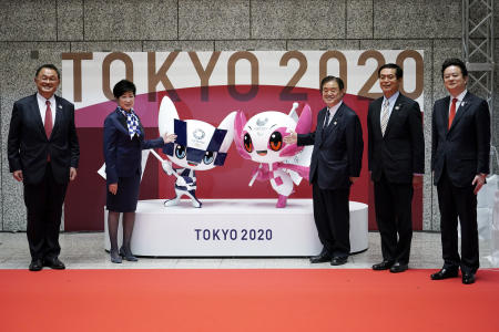 左から、日本オリンピック委員会の山下泰裕会長、小池百合子都知事、2020年度組織委員会の遠藤利明副会長、東京都議会の石川良一議長、東京オリンピック・パラリンピック推進対策特別委員会の小山くにひこ委員長。(AP)