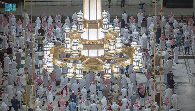 120,000灯以上の照明装置が、メッカのグランドモスク、屋根、中庭を照らすために使用されている。（SPA）