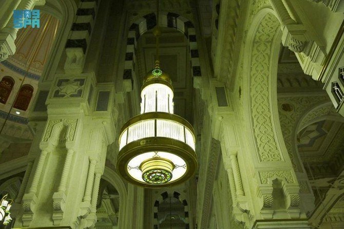 120,000灯以上の照明装置が、メッカのグランドモスク、屋根、中庭を照らすために使用されている。（SPA）