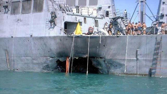 米国家安全保障局ニュースサービスによって2000年10月27日に公開されたこの写真（日付不明）には、10月12日にテロ攻撃を受けた米海軍駆逐艦コールの被害状況や、甲板上の米国水兵の様子が写し出されている。(AFP)