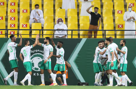 リヤド・キングサウード大学スタジアムにて、最初のゴールが決まったことについてチームメイトたちと祝福する、サウジアラビアのヤーセル・アッ＝シャハラーニー。（ロイター）