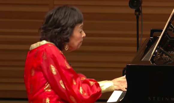 2021年4月7日、100歳の誕生日を前に東京でコンサートを開催する日本人ピアニストの室井摩耶子さん。（スクリーンショット/NHK）