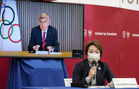 2021年4月28日（水）に東京で開催された東京2020オリンピック・パラリンピックの5者会談で、国際オリンピック委員会（IOC）のトーマス・バッハ会長（画面）が、東京2020組織委員会の橋本聖子会長の挨拶を聞く。 （AP）