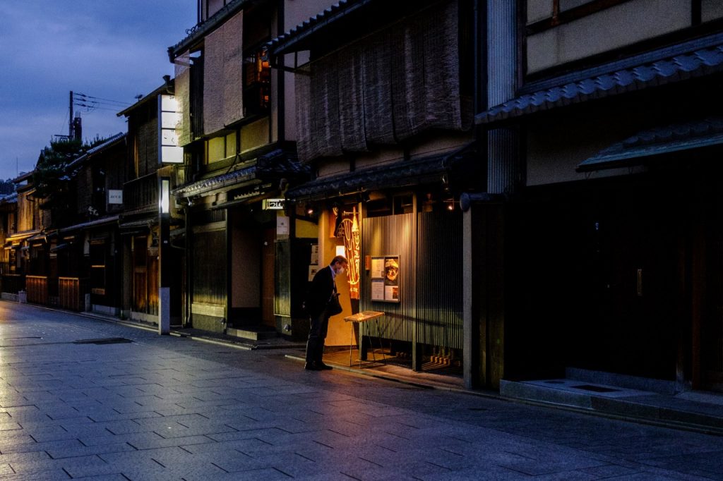 京都市によると、京町屋は市内に約４万軒（２０１６年度時点）あるが、調査を開始した０９年度から約１５％減少。相続時に子どもの世代が手放すことが多いといい、１８年には室町時代に建てられた市内最古の「川井家住宅」が不動産開発会社に売却され、取り壊された。(AFP)