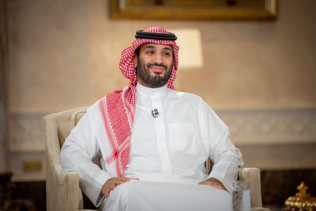 皇太子は、サウジアラビア人の司会者アブドラ・アル＝ムダイファーがホストを務めるロタナ・カレージアチャンネルのリワン・アル＝ムダイファーショーに出演してインタビューに応じている。(SPA)