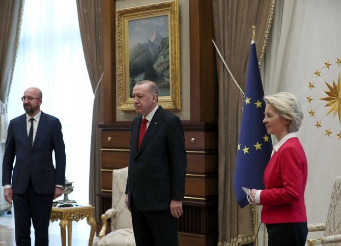 シャルル・ミシェルEU理事会議長とウルスラ・フォン・デア・ライエン欧州委員会委員長を迎えるトルコのレジェップ・タイップ・エルドアン大統領（2021年4月6日、アンカラの大統領府 / AFP通信）