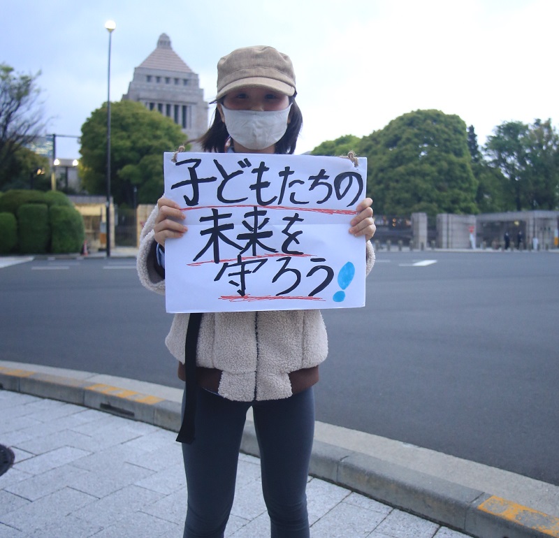 パリ協定（COP 24）の締約国が公約した炭素削減計画であるNDC（国が決定する貢献）によると、日本は炭素排出量の削減に合意しているが、活動家や専門家は、現在の目標は不十分であり世界的な削減目標を達成できないと考えている。(ANJP)