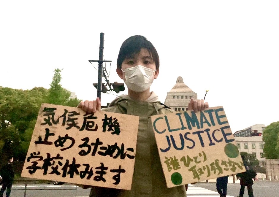 パリ協定（COP 24）の締約国が公約した炭素削減計画であるNDC（国が決定する貢献）によると、日本は炭素排出量の削減に合意しているが、活動家や専門家は、現在の目標は不十分であり世界的な削減目標を達成できないと考えている。(ANJP)