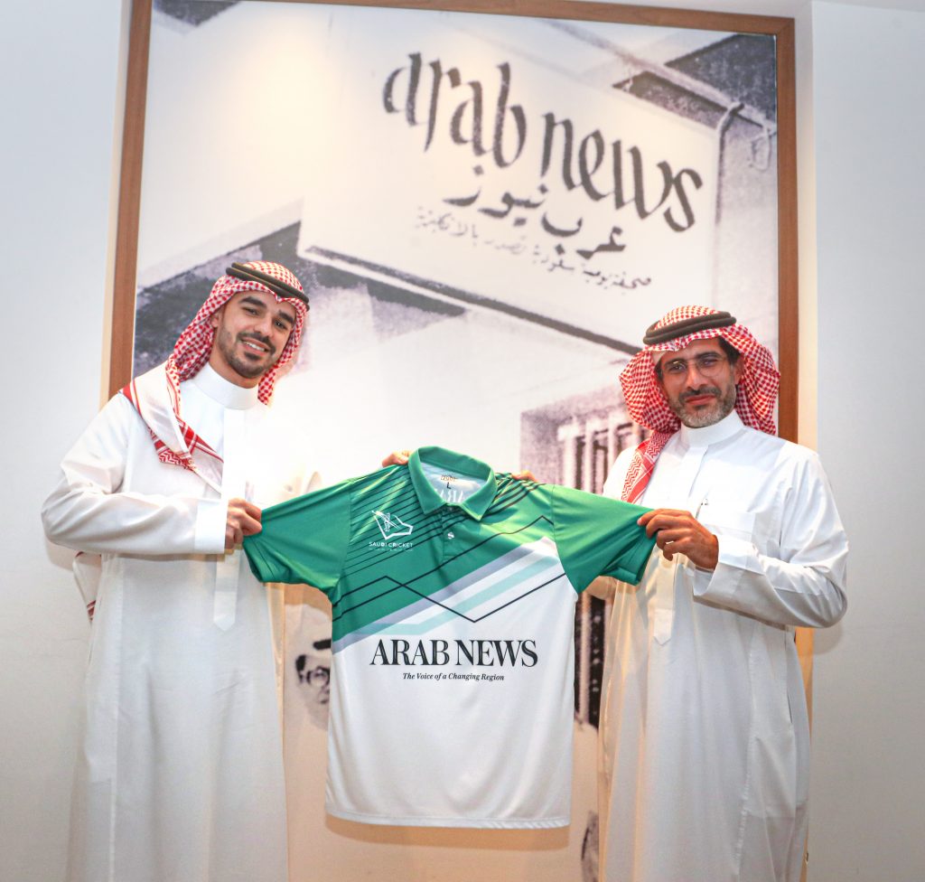 アラブニュース編集長に、クリケットサウジ代表チームのジャージを贈るサウジアラビア・クリケット連盟（SACF）会長のSaud bin Mishaal Al Saud王子（AN写真）