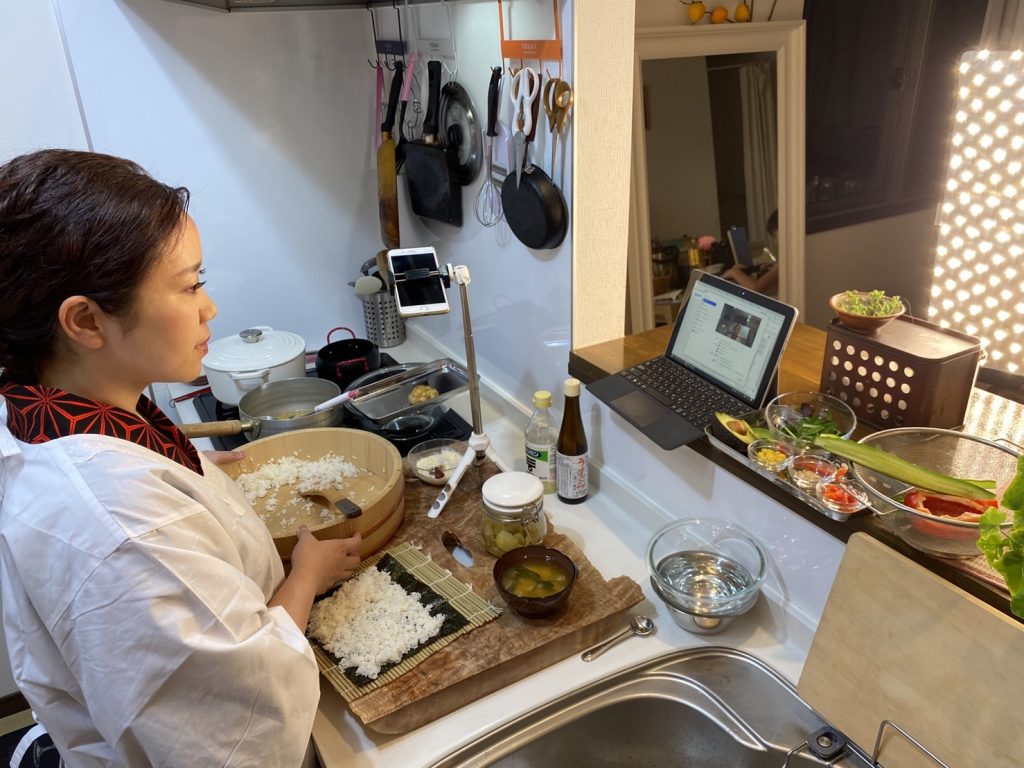 参加者はヴィーガン「焼き鳥」、寿司、弁当、ラーメン、その他いろいろな料理の作り方を学ぶことができる。（Bentoya Cooking）