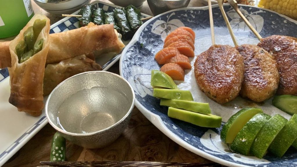 参加者はヴィーガン「焼き鳥」、寿司、弁当、ラーメン、その他いろいろな料理の作り方を学ぶことができる。（Bentoya Cooking）