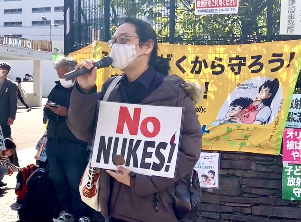 多くの市民が土曜日、新宿駅前に集まり、放射性トリチウムを含む汚染水を海に放出する決定に抗議した。(ANJP)
