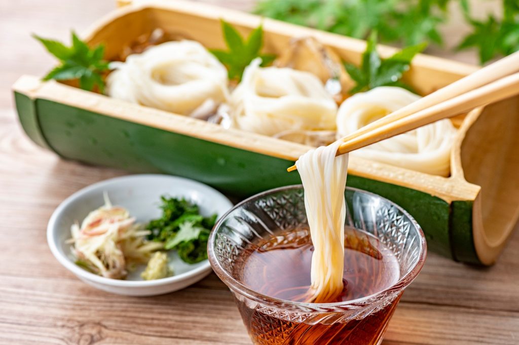 アスリートたちには選手村滞在中、日本の暑い夏の数カ月間に食べられる昔ながらの料理である冷たい「そうめん」が提供される。(Shutterstock)