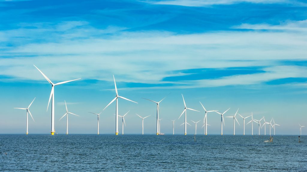 洋上風力発電をめぐっては、政府が脱炭素社会実現に向け、再生可能エネルギーの主力電源とする上で「切り札」に位置付けるなど、市場の拡大が期待されている。(Shutterstock)