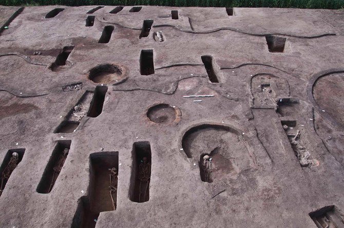 写真は、エジプトのナイル川デルタ地帯ダカリーヤ県にあるクーム・エル・クルガン遺跡で最近出土した古代の埋葬墓で、一部には人間の遺骨が残っている。（エジプト観光・考古省 via AP)