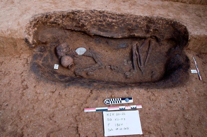 写真は、クーム・エル・クルガン遺跡で最近発掘された、人間の遺骨や土器が入った古代の埋葬墓。（エジプト観光・考古省 via AP)