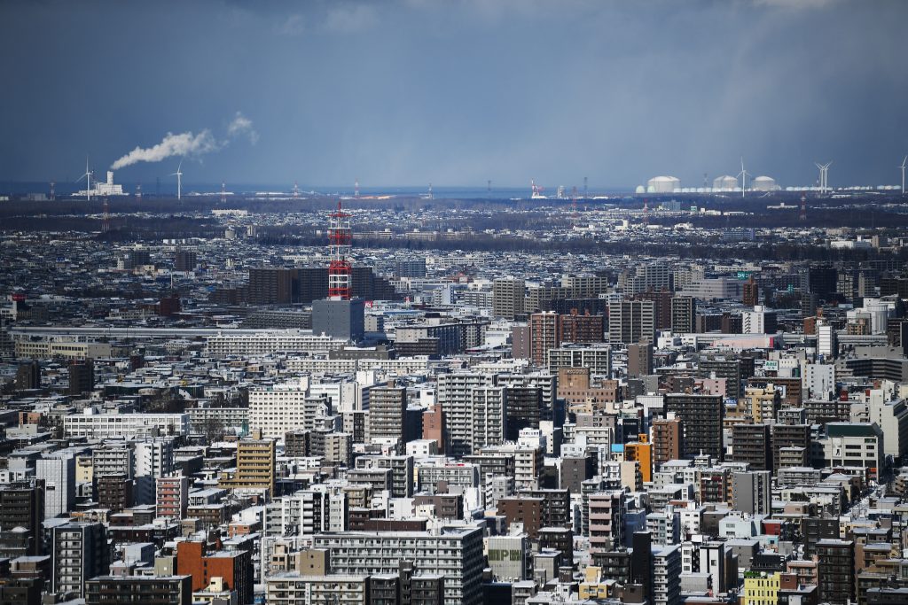 道内の1日当たりの感染者は5月に入って急増し、8日に400人を、9日には500人を初めて超えた。(AFP)