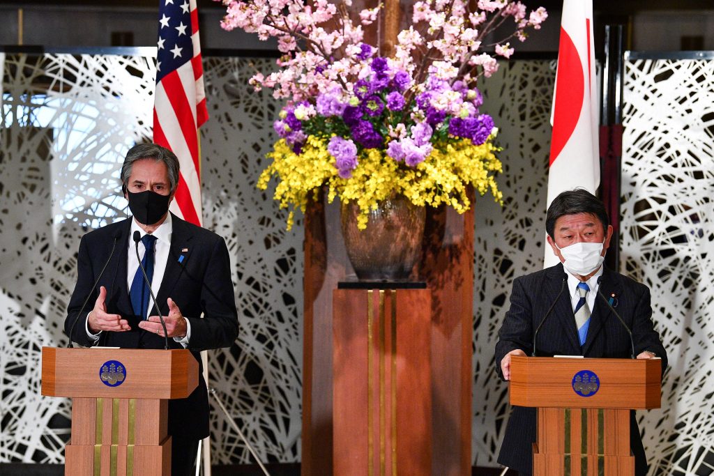 2021年3月16日、東京で行われた記者会見における米国のアントニー・ブリンケン国務長官（左）と日本の茂木敏充外相。(AFP)