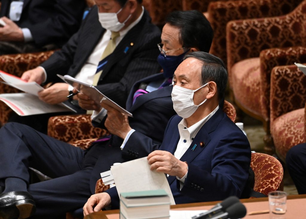 首相はこれまで「本人が謝っている」などと繰り返し、擁護する姿勢を示していた (AFP)