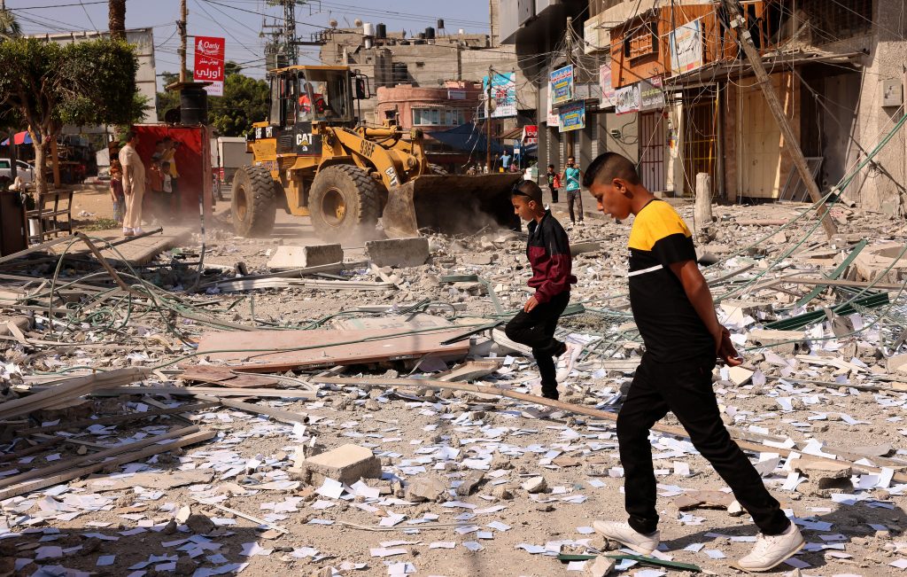 ガザ地区南部のカーンユニスのハマス幹部に対するイスラエル軍の空爆による損害を確かめるパレスチナ市民。2021年5月13日。(AFP)