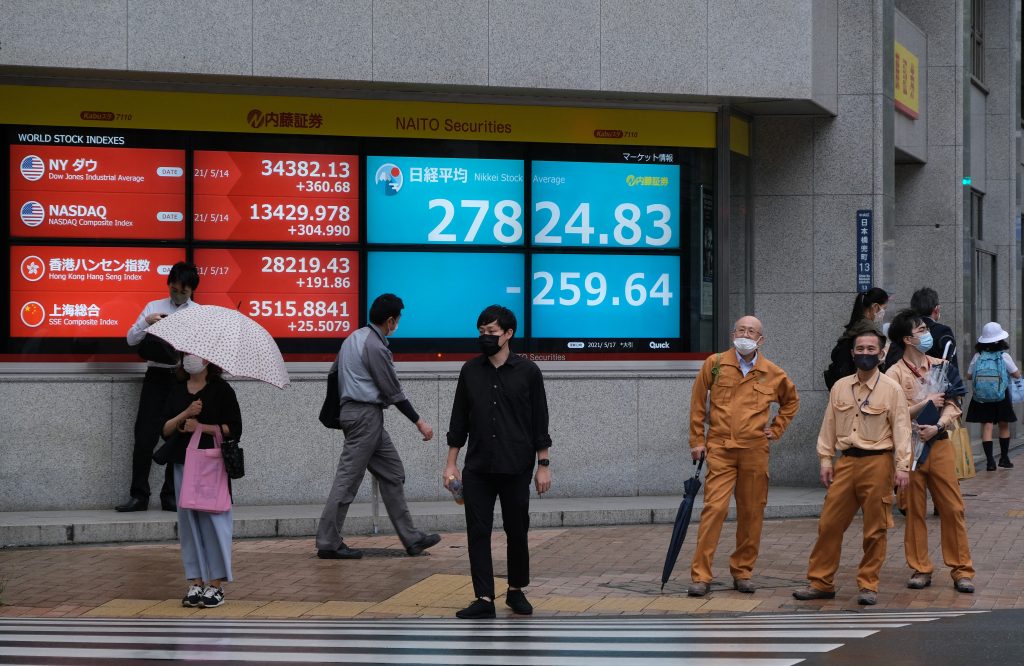 指標となる日経225指数は0.17%(46.78ポイント)小幅高の28,364.61に上昇した。(AFP)