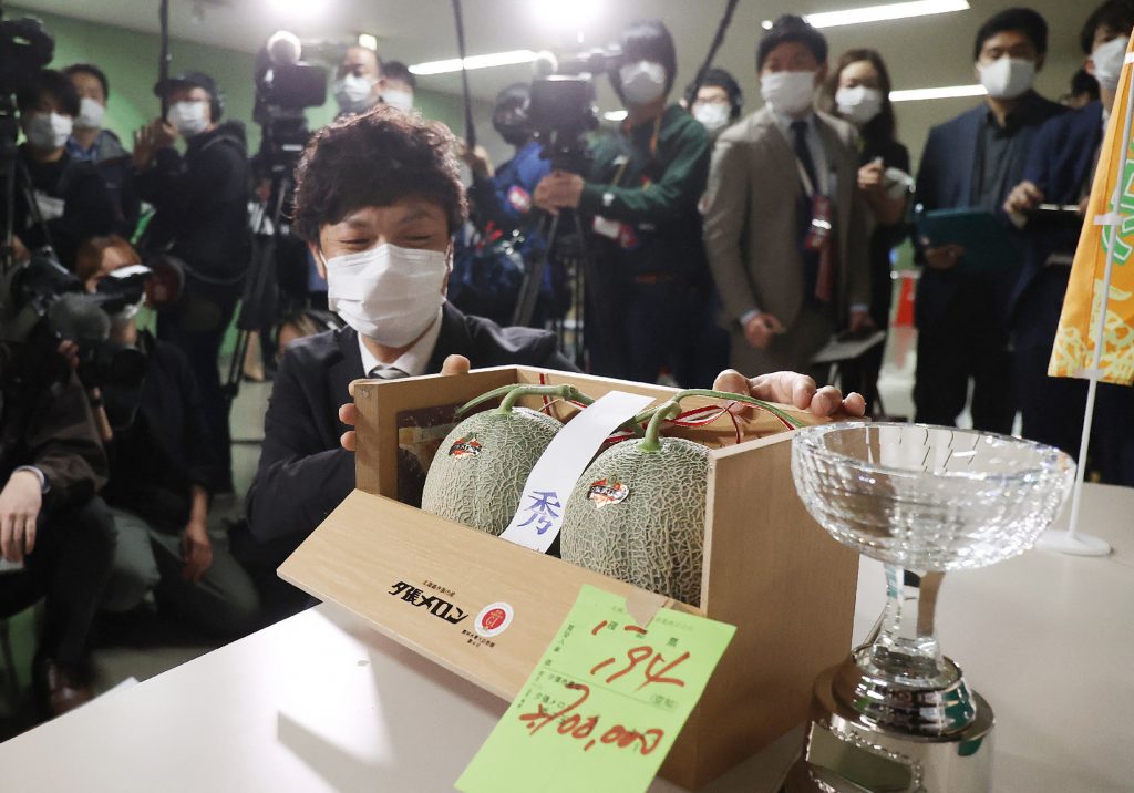 初競りで2玉270万円で落札された夕張メロン=24日朝、札幌市中央区の札幌市中央卸売市場 (AFP)