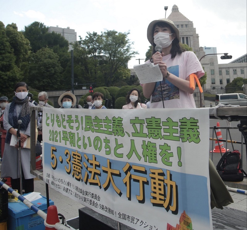 憲法記念日を祝うために、月曜日に東京の国会議事堂の前に1000人近くの日本人が集まりました。(ANJ写真)