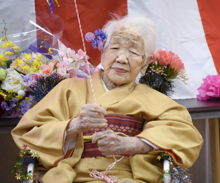 共同通信が2020年1月5日に撮影したこの写真では、1903年生まれの田中カ子さんが介護施設で笑顔を見せている。(ロイター通信)
