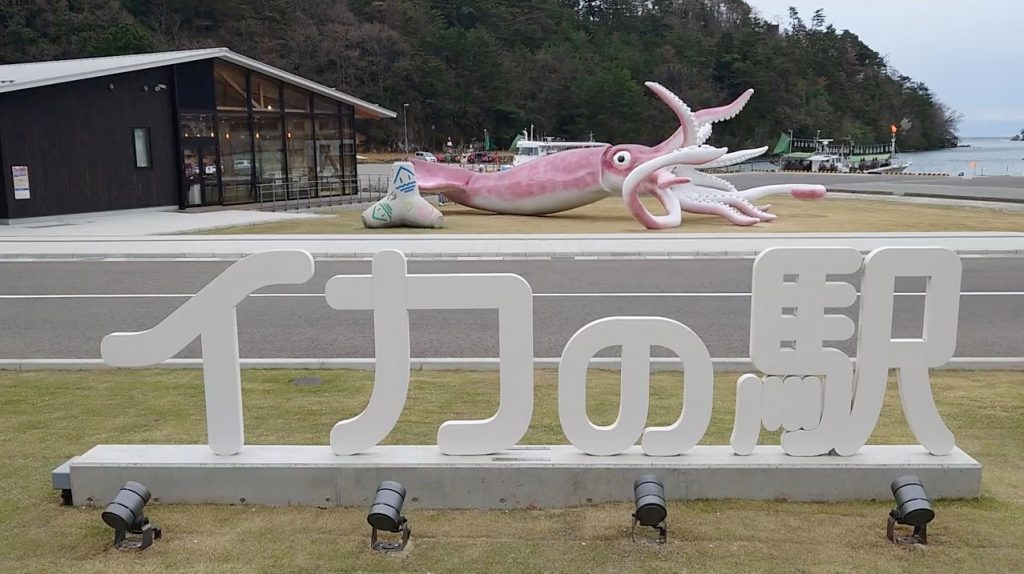 新型コロナウイルス感染症（COVID-19）の助成金で建てられた巨大イカ像は、日本の石川県能登町で見ることができる。2021年4月13日、この静止動画はソーシャルメディアのビデオから取得したもの。（ロイター通信）