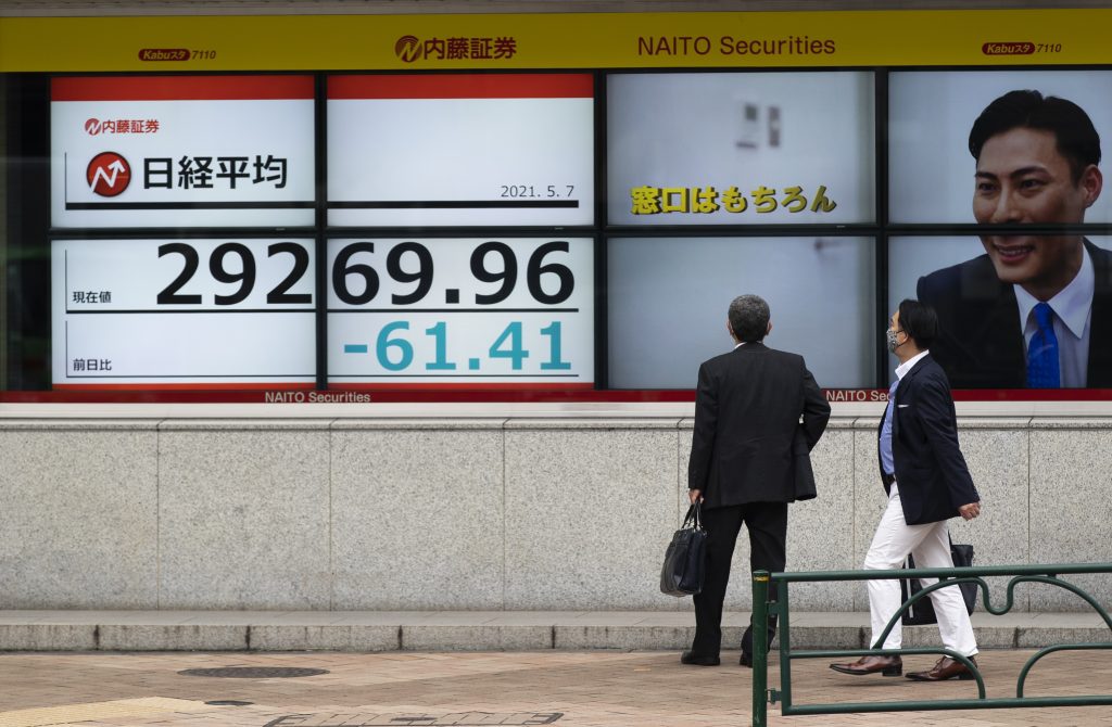 2021年5月7日（金）、東京の証券会社で、日本の日経平均株価を示すモニターを見る男性たち。（Fire photo/AP）