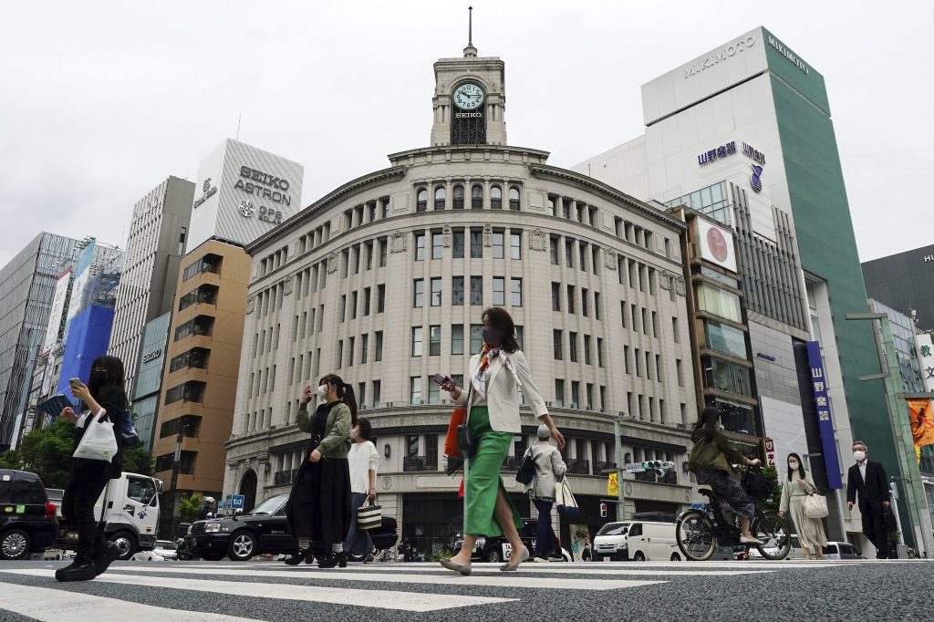2021年5月11日火曜日、新型コロナウイルスの感染拡大を抑えるため、保護マスクを着用して東京・銀座の商業地区を歩く人々。（AP写真 / Eugene Hoshiko）