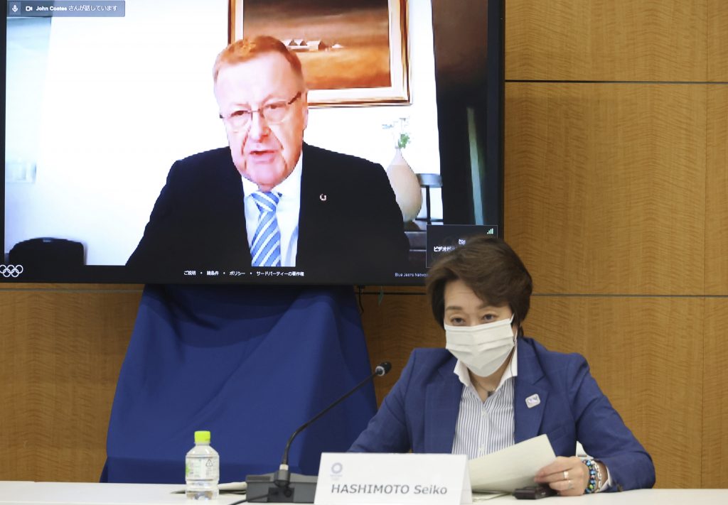 2021年5月19日、東京2020オリンピックに向けたIOC調整委員会の会議で、国際オリンピック委員会(IOC)のジョン・コーツ副会長が画面上で話し、橋本聖子東京2020オリンピック組織委員会会長が聞いている。(資料写真/AP通信)