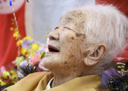 共同通信が2020年1月5日に撮影したこの写真では、1903年生まれの田中カ子さんが介護施設で笑顔を見せている。(ロイター通信)