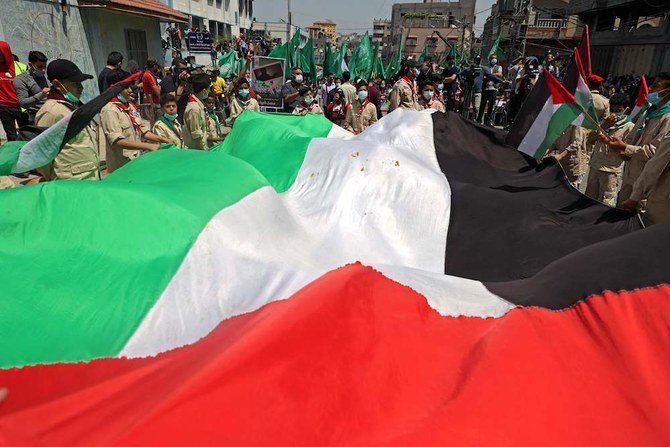 来月に予定されていたパレスチナ選挙の延期を受け、2021年4月30日に、ガザ地区のジャバリア難民キャンプでデモ活動に参加するパレスチナ人抗議者たち。（AFP）