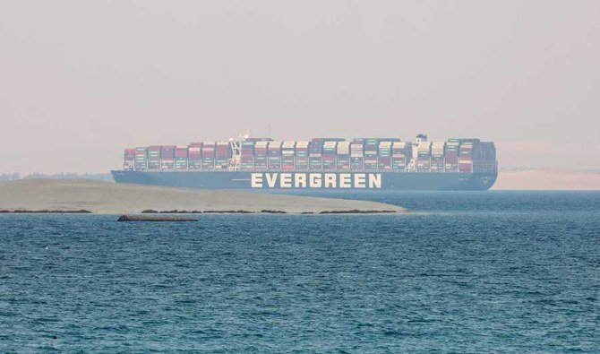 2021年3月30日の資料写真。エバーギブン号とパナマの足止めされた貨物船が、エジプト・グレートビター湖にあるのが見える。（AP）