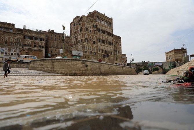 2020年8月5日に撮影された大雨後の写真には、イエメン首都サナアの古い街並みに建つユネスコ遺産の建築物のファサードが写っている。（資料/AFP）
