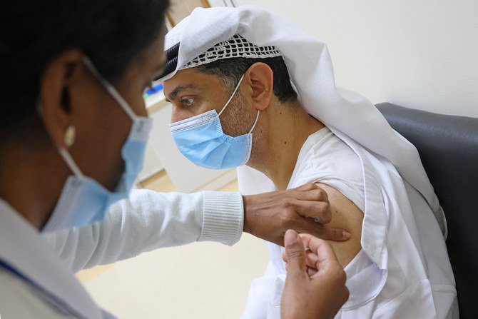 ドバイのアルバーシャ・ヘルスセンターでCOVID-19コロナウイルスの予防接種を受けるアラブ首長国連邦の男性。（2020年12月24日、ファイル写真：AFP）