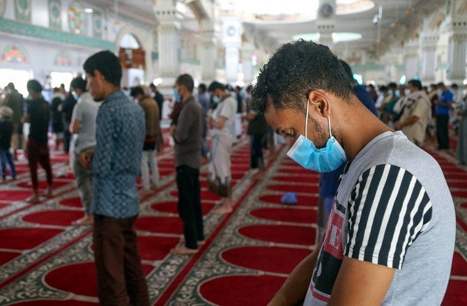 2021年4月17日、イエメン第3の都市タイズにあるモスクの中で、神聖な断食月ラマダン期間中に正午の礼拝を行うイスラム教徒たち。（資料写真/AFP通信）