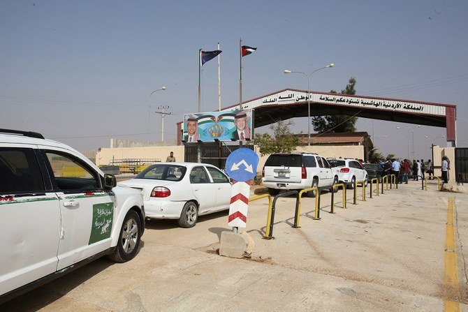 2018年10月15日撮影のファイル写真、ヨルダンのマフラク県にあるヨルダン・シリア間のジャベール国境検問所（シリア側からはナシーブ国境検問所と呼ばれる）に到着する車両の様子。（ファイル／AFP）