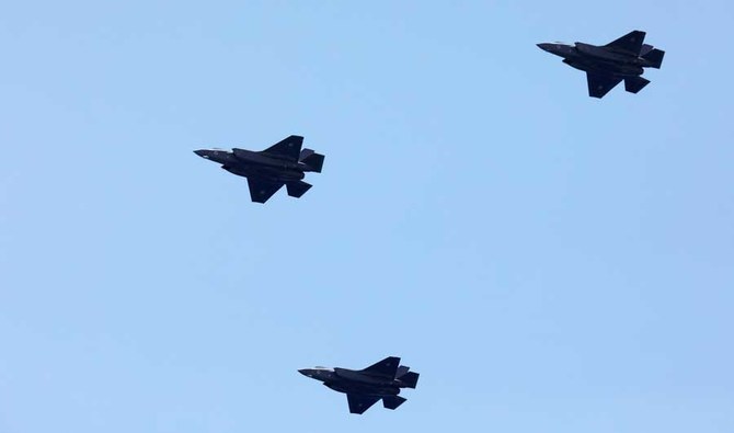 イスラエル空軍のF-35戦闘機は、イスラエルのテルアビブでの航空ショーで、地中海上空を飛行する。（ロイター通信）