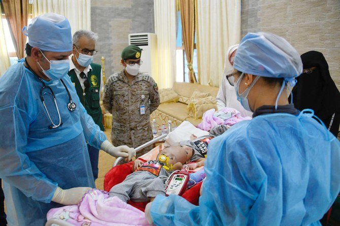 イエメンの結合双生児「ユスフとヤシン」が、ムカラから医療用航空機でリヤドに到着した。 (Twitter/@KSRelief)