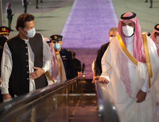 ジッダでムハンマド・ビン・サルマーン皇太子から歓迎を受けるパキスタンのイムラン・カーン首相。（写真：Bandar Algaloud）