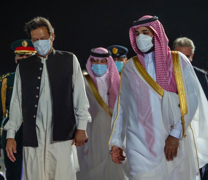  2018年2月18日、イスラマバードのヌール・カーン空軍基地で並んで歩くパキスタンのイムラン・カーン首相とサウジアラビアのムハンマド・ビン・サルマン皇太子。（ファイル写真：Bandar Al-Jaloud 撮影）