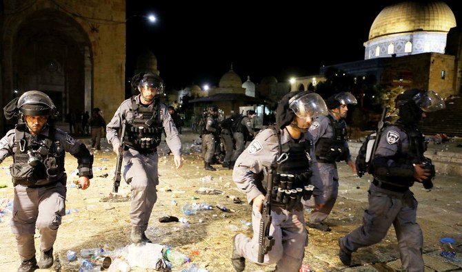 2021年5月7日、エルサレムのオールド・シティで、自宅から強制退去させられそうなパレスチナ人家族数組のことで緊張が高まる中、アル・アクサー・モスクの敷地内で、パレスチナ人との衝突中に、イスラエルの警官たちが走っている。（ロイター通信）