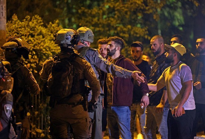 東エルサレムのシェイクジャラーでイスラエル警察と対峙するパレスチナ人抗議者たち。2021年5月7日。（資料写真/AFP）